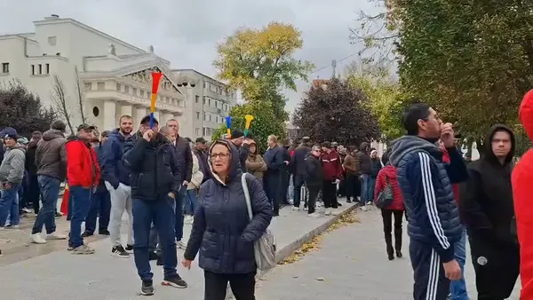 Protest la Galați! Sute de angajați ai Combinatului Siderurgic s-au adunat în fața prefecturii nemulțumiți că nu și-au mai primit salariile din luna mai