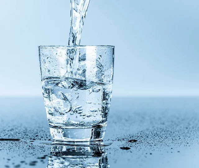Te-ai săturat să bei doar apă? Iată câteva băuturi delicioase cu care o poți înlocui