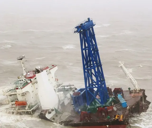 Taifunul Chaba face prăpăd pe mare. Zeci de oameni, daţi dispăruţi după ce o navă s-a rupt în două şi s-a scufundat. Imagini dramatice VIDEO