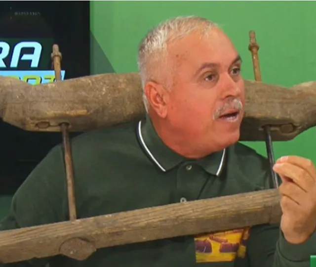 Liderul Fermierilor, cu jugul la gât într-o emisiune tv, în semn de protest: „Politicienii ne condamnă la sclavie”