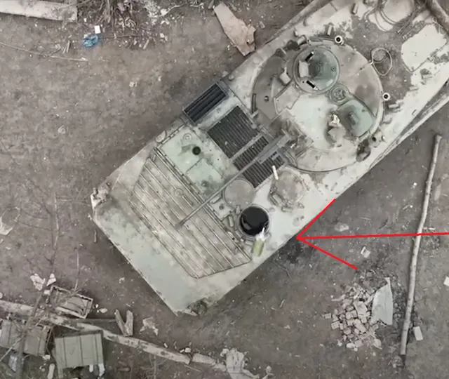 Nu e glumă: ucrainenii au filmat în timp ce au aruncat în aer un tanc al Rusiei. Grenada a intrat fix prin trapa deschisă (VIDEO VIRAL)