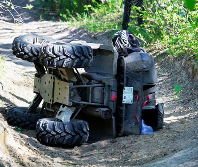 România, campioană europeană la accidente rutiere. Un bărbat şi fiul său de 9 ani au murit, după ce ATV-ul cu care circulau s-a izbit de un stâlp