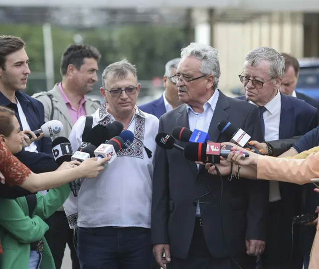 Baronii sindicali sunt zilele acestea vedete pe banii profesorilor