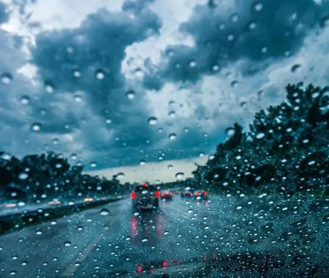 Ploaie torenţială pe A2 Bucureşti-Constanţa. Poliţiştii rutieri atrag atenţia şoferilor asupra pericolului de acvaplanare