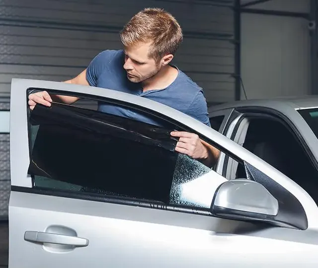 Un șofer român a câștigat în instanță dreptul de a avea autocolante pe geamurile mașinii. Cum a reușit să convingă judecătorii