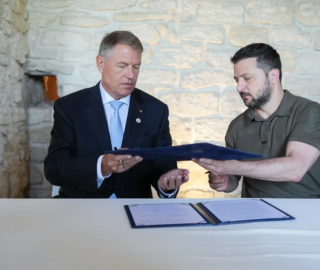 Zelenski şi Iohannis semnează documentul privind aderarea Ucrainei la NATO: „Ucraina apreciază susţinerea din partea României, primirea de refugiaţi, facilitarea exporturilor de cereale”