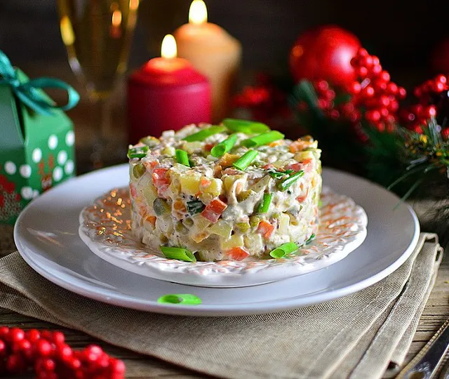 Salata Olivieh, înlocuitoarea salatei de Boeuf! Nu dai greș cu asemenea preparat pentru masa de Crăciun