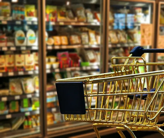 Două lanțuri de supermarketuri renumite, la ”cuțite”, după ce au redus prețurile la votcă și gogoși. Confruntarea dintre magazine a iscat discuții amuzante în mediul online