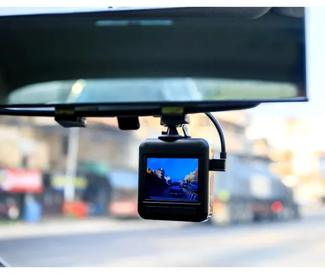 Conducătorii auto ar putea fi amendați pe baza filmărilor făcute de ceilalți șoferi. Care este condiția