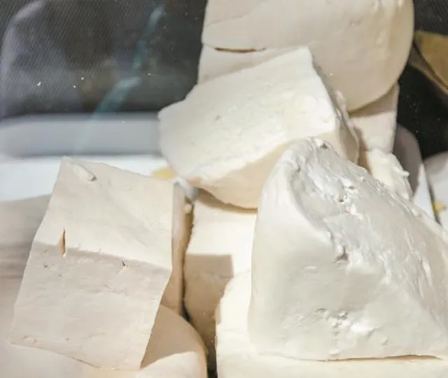 Din ce este făcută brânza, de fapt. Românii nu vor mai consuma alimentul în aceeași măsură ca până acum