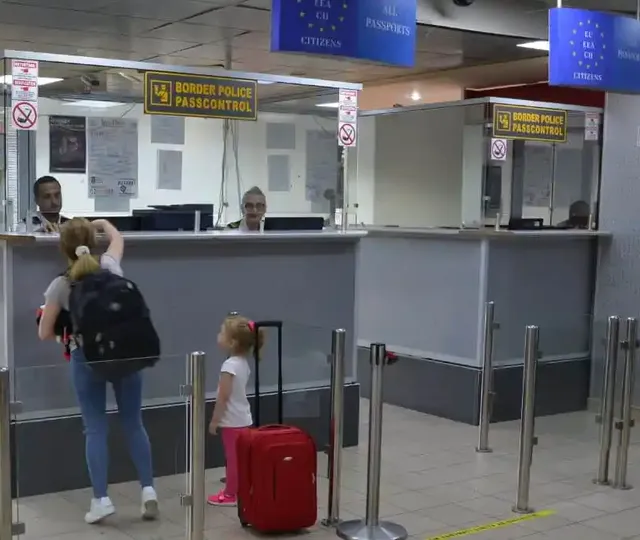 S-a schimbat legea care le permite românilor să plece în străinătate. Ce trebuie să ştie persoanele care ies din ţară cu minori