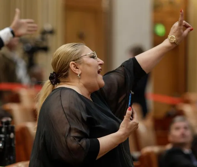Diana Șoșoacă a făcut, din nou, circ în Parlamentul României, cu ocazia ședinței solemne dedicate prieteniei dintre România și Israel: ”Am ajuns sclavi în țara noastră? Trădătorilor!”