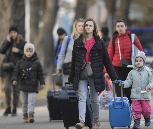 Ce sume de bani mai încasează ucrainenii refugiați din România. Ajutoarele de la stat sunt mult mai mici față de anul 2023