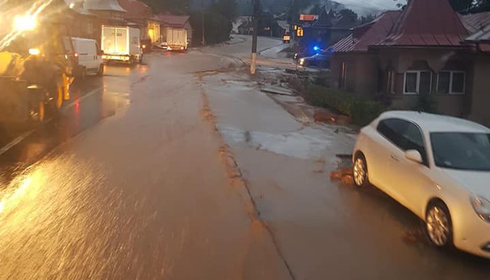 Viitura A FÄƒcut PrÄƒpÄƒd La Busteni Dn 1 Este Blocat In Urma Ploilor