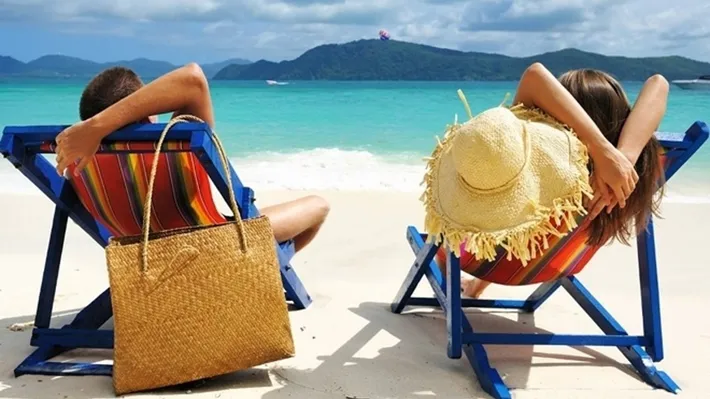 Românii, mai cumpătați în privința concediilor. Își planifică din timp vacanțele de vară și sunt mai interesați de prețuri
