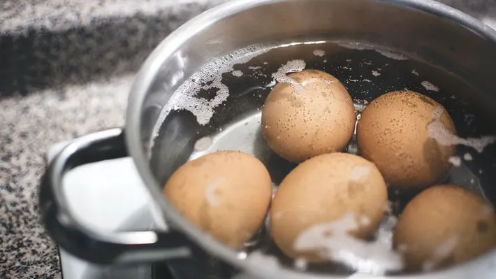 Nu arunca apa în care fierbi ouă! Trucul simplu care îţi face grădina mai frumoasă