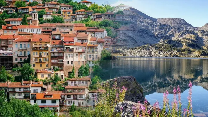Țara din vecinătatea României în care locuințele sunt vândute la preț de chilipir. O casă în apropierea litoralului costă doar 3.500 de euro