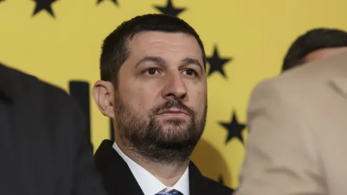 Planul AUR pentru atragerea românilor din diaspora: cumpără proprietăţi de la unii cetăţeni şi le oferă pe un leu celor care revin în ţară din străinătate. În acelaşi timp, condamnă deficitul bugetar uriaş