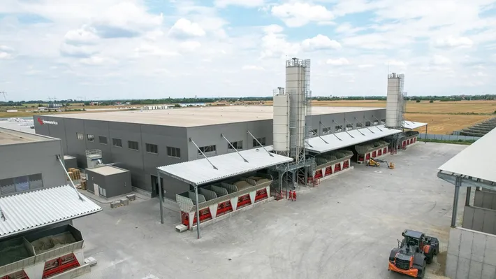 O nouă fabrică de proporții impresionante apare pe harta economică a României. Patronul deschide larg porțile pentru angajări