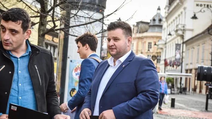 Scandal uriaş în AUR, demisie de răsunet. Altă filială s-a alipit la partidul lui Simion, partidele se pregătesc de anticipate