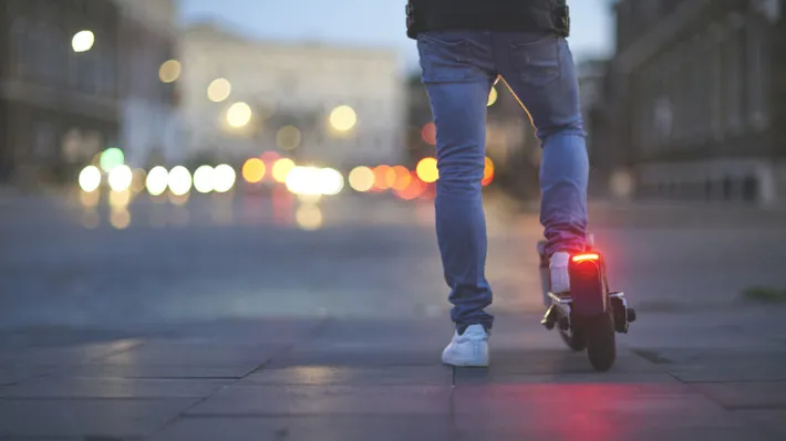 COD RUTIER 2025, schimbat special pentru „trotinetişti”. Examen scris şi testare în poligon pentru cine vrea să nu stea la volan în trafic