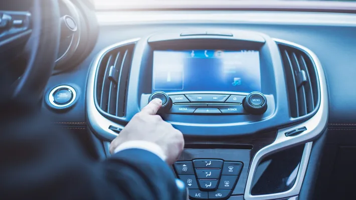 Butonul secret din mașină care dezaburește imediat geamurile. Foarte puțini îl folosesc, deși este extrem de util