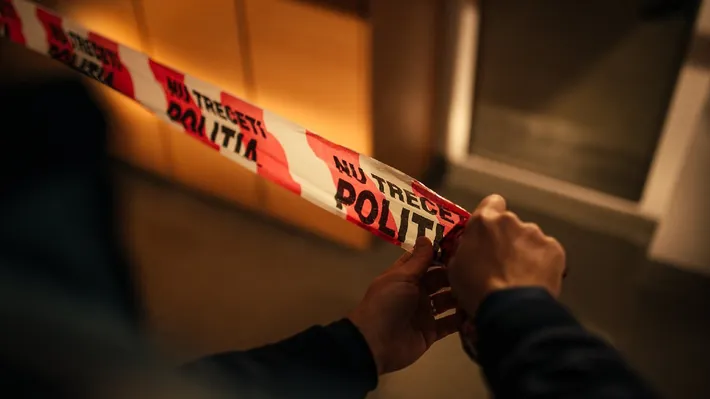 Un polițist de 24 de ani s-a împușcat în cap cu arma din dotare. Bărbatul a fost găsit în apartamentul în care locuia cu chirie