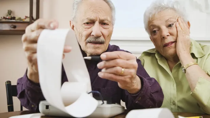 Sărbătorile se fac „pe datorie”. Mii de pensionari se împrumută pentru a pune mâncare pe masa de Crăciun