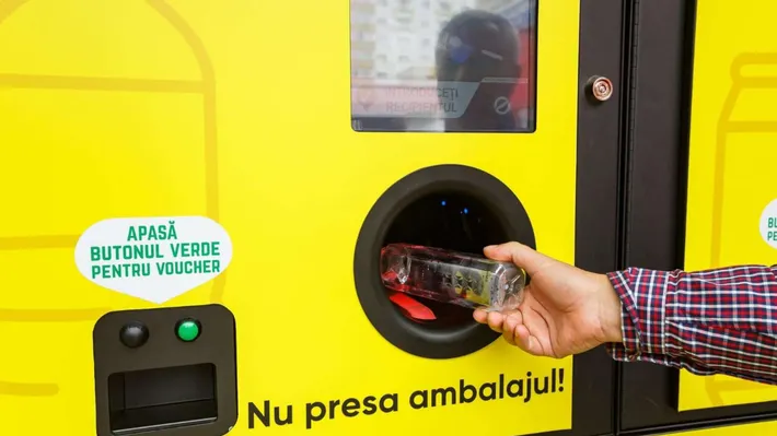 Câți bani face pe lună un român ”specializat” în returnarea de ambalaje reciclabile. ”O activitate economică legală, constantă şi demnă” STUDIU