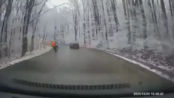 Cursă nebună pe șoseaua înghețată. Cine este tânărul motociclist care a murit în ajunul Crăciunului la Iași. Alexandru a intrat cu motocicleta într-un stâlp de beton VIDEO