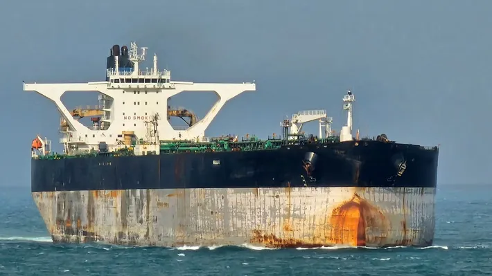 Tensiunile dintre Rusia și SUA escaladează în largul Europei. Kremlinul a detașat mai multe nave militare pentru a escorta un petrolier vizat și de marina americană. UPDATE: SUA confiscă un alt petrolier în Marea Caraibelor