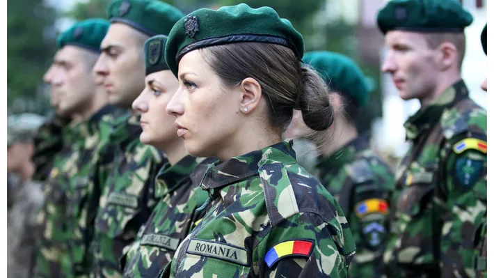 Câți bani pot câștiga tinerii români care efectuează serviciul militar voluntar de patru luni. Comparația cu salariul mediu