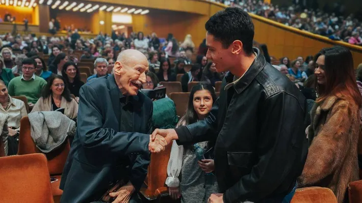 David Popovici, impresionat de întâlnirea cu marele actor Victor Rebengiuc. Mesaj emoționant al campionului olimpic: „Un privilegiu rar”