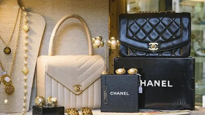 O firmă italiană, obligată să o reangajeze o femeie pe care a acuzat-o că a distrus 383 de genți Chanel