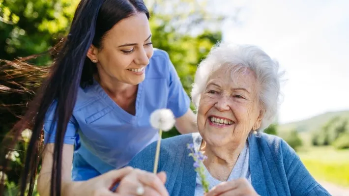 Adio, Italia! Badantele românce se întorc în țară pe salarii mari. Cum devine îngrijirea privată o alternativă la azilele „groazei”