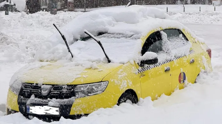 Descoperire șocantă în Capitală, în plin cod de ninsori. Taximetrist găsit mort în mașină