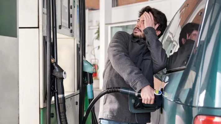Preţ carburanţi 10 aprilie 2026. Noi ieftiniri! Cât costă benzina şi motorina înainte de Paşte