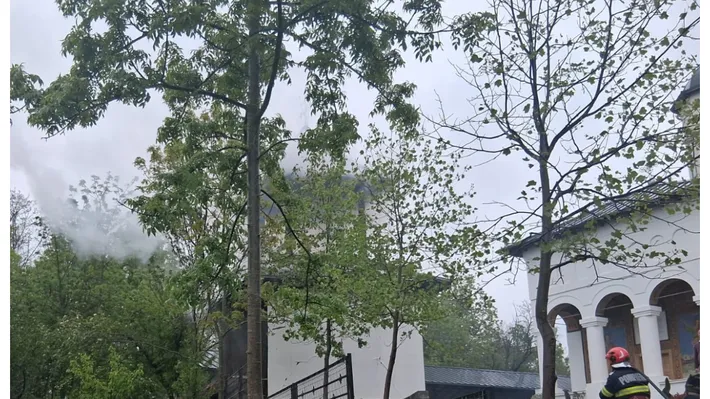 Incendiu la o biserică din Vâlcea. Garda de intervenţie Măciuca a trimis trei autospeciale VIDEO