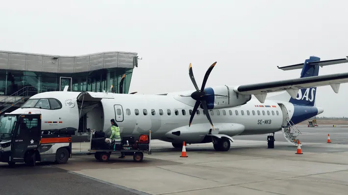 Criza de kerosen din aeroporturi pare să se amplifice. O importantă companie aeriană anulează 1.000 de zboruri!