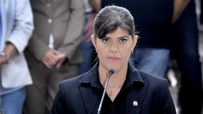 Război între Kovesi și Nicușor Dan. Șefa EPPO îl trimite la „somn” pe președinte: „Faptul că ai obținut un scor bun la olimpiade internaționale de matematică nu te califică să faci astfel de afirmații”