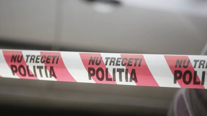 O mamă tânără din Bacău a fost omorâtă cu brutalitate de iubitul ei, chiar sub privirile fiului lor. Copilul, în vârstă de 5 ani, ar fi încercat să o salveze