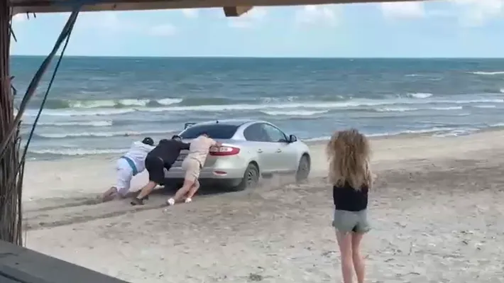 VIDEO A parcat pe plajă la Vadu. Gestul îl va costa 20.000 de lei