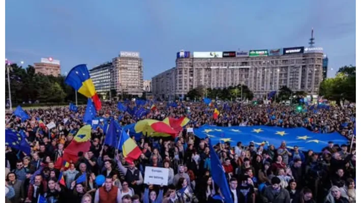 Protest în Piața Victoriei cu steaguri și mesaje despre capturarea justiției: ”România e sub asediu, e nevoie să apărăm democrația”