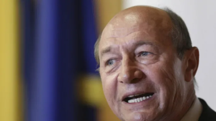 Băsescu spune că România va intra în junk dacă nu adoptă Legea salarizării în parametrii stabiliți cu Comisia Europeană. ”Băieții deștepți de pe Dâmbovița vor să amestece salariile cu sporurile”