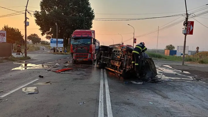 Accident grav în Galați. Un TIR a intrat în coliziune cu un microbuz care a luat foc în urma impactului