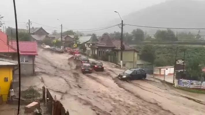Cod ROȘU de inundații pentru râurile din Prahova și Dâmbovița. A fost emis mesaj Ro-Alert / Pompierii au spart gardurile de beton ca să evacueze apa din curțile oamenilor