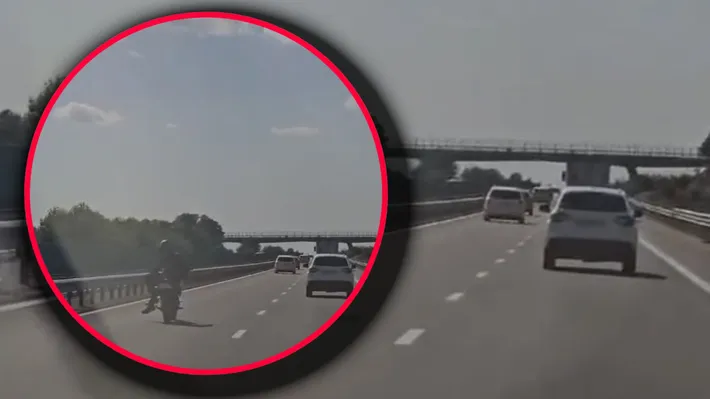 Cursă periculoasă pe A2! Un motociclist a condus așezat lateral pe motor, cu peste 100 de km la oră. VIDEO