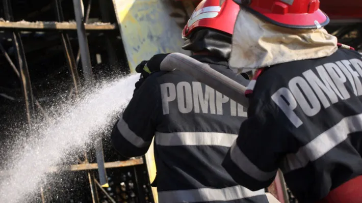 Incendiu la un depozit de electrocasnice din Arad. Pompierii au intervenit de urgență