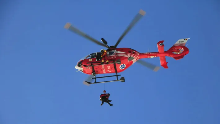 Doi alpiniști germani, tată și fiu, salvați din peretele Văii Albe. Salvamontiștii au folosit în premieră sistemul Lezard, fiind ajutați de un elicopter SMURD VIDEO