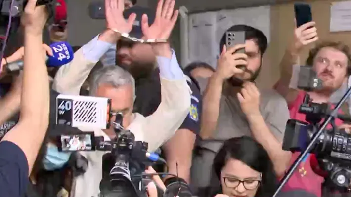 VIDEO Călin Georgescu a ridicat mâinile încătușate în aer, după ce a fost reținut de DIICOT. Fostul candidat la alegerile prezidențiale, condus la Arestul Central și prezentat judecătorilor cu propunere de arestare preventivă pentru 30 de zile COMUNICAT OFICIAL